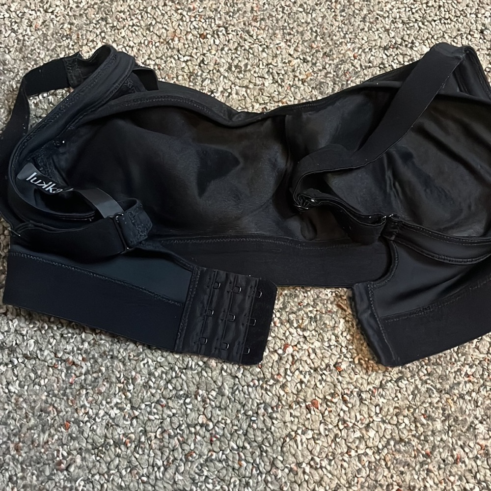Asymmetrical black sports bra - Picture 3 of 4